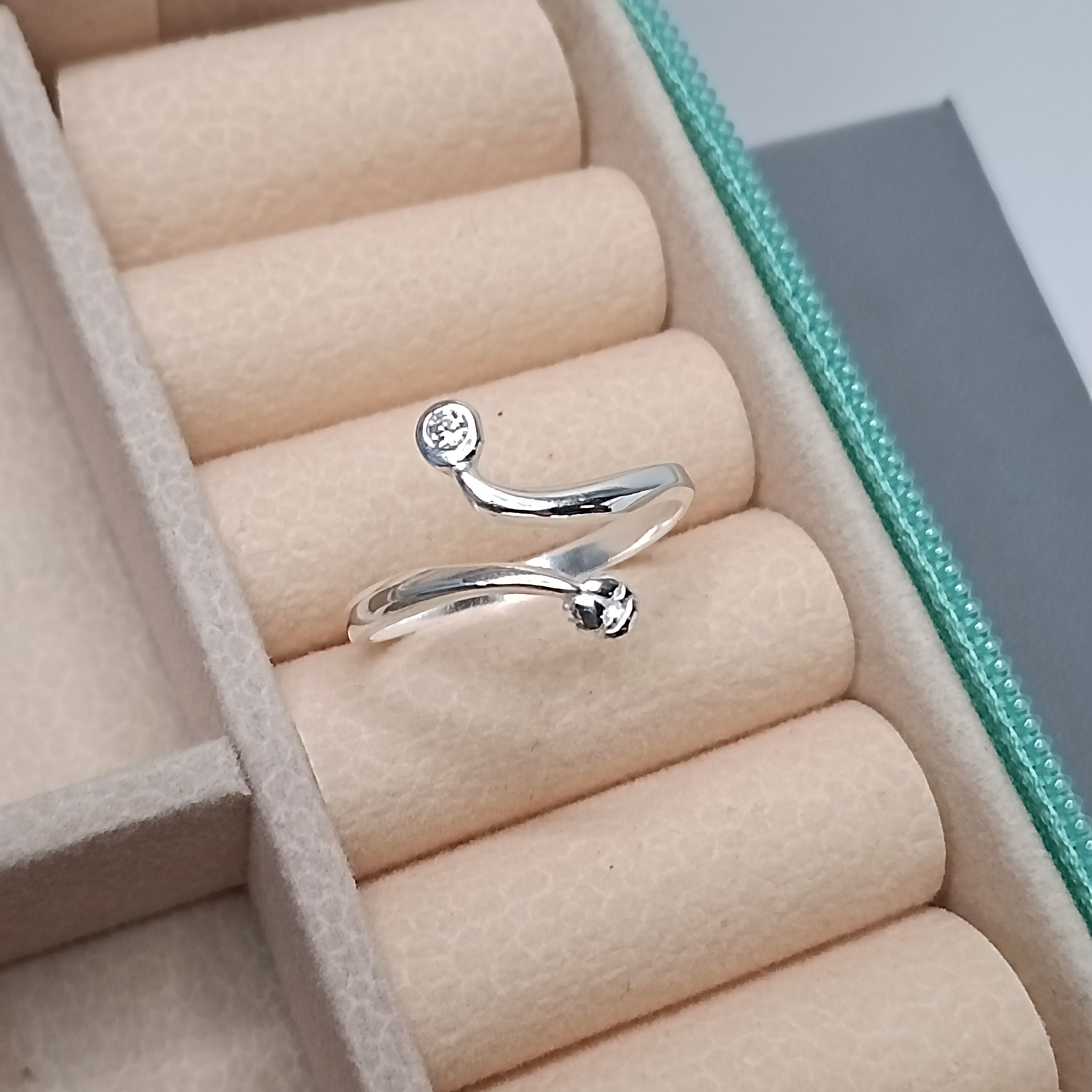 Anel Falange Aberto Com 2 Pontas 1 De Zirconia 1 De Florzinha (Ref:2376)