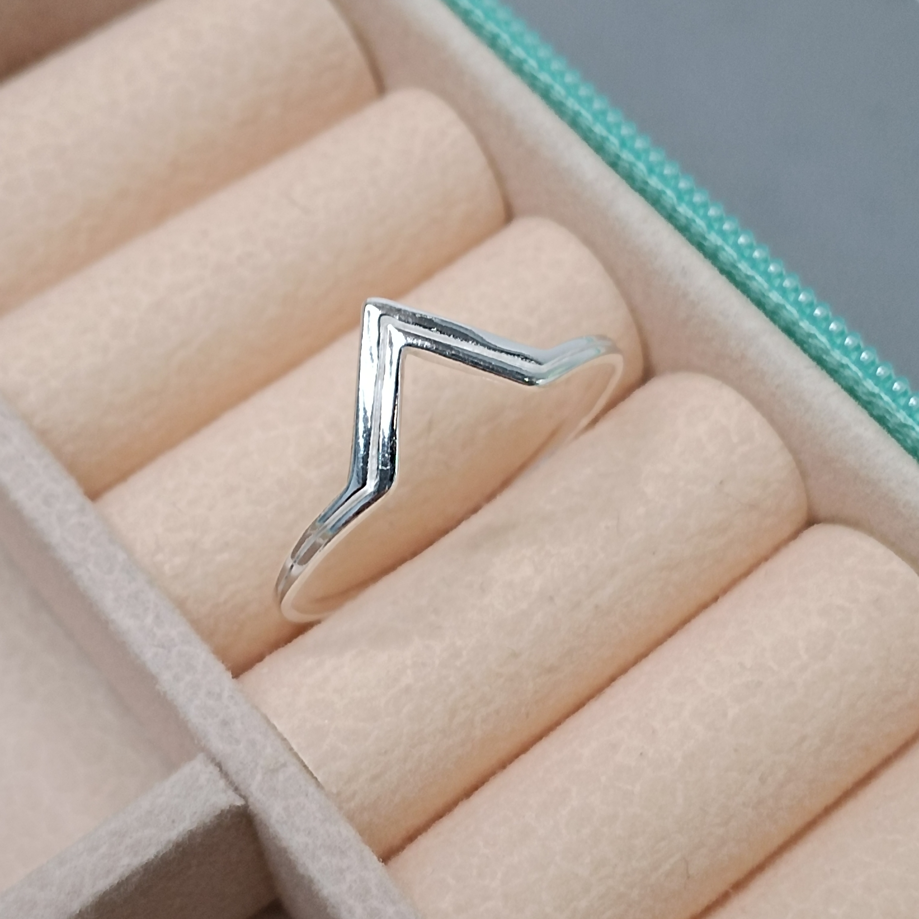 Anel Em V Com Detalhe #AN2-36 (Ref:2393)