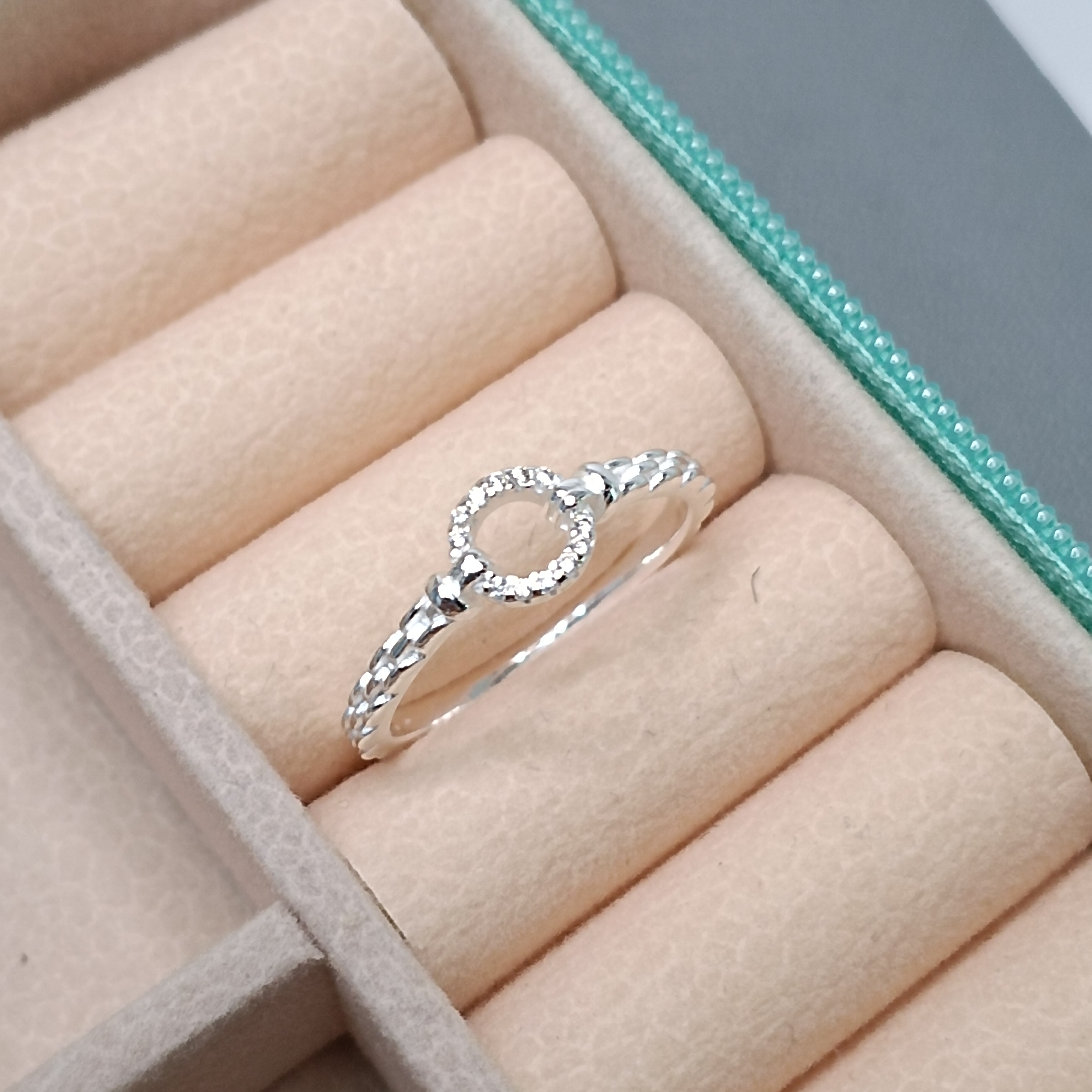 Anel Aro Trabalhado Com Circulo Vazado Bordas Com Zirconias #ANI-48 (Ref:2282)