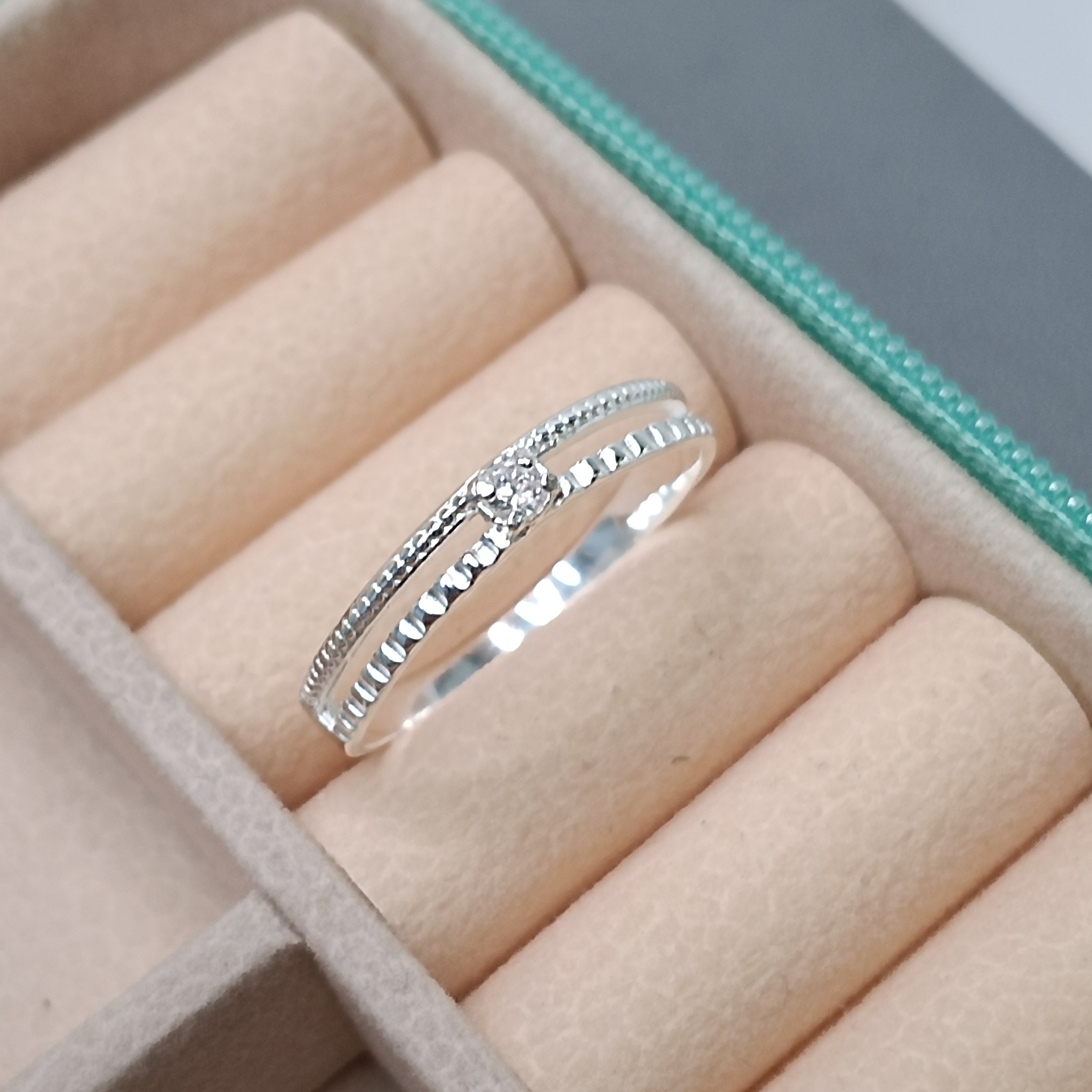 Anel Duplo Vazado Aro Trabalhado Com Zirconia Meio #ANI-52 (Ref:2362)