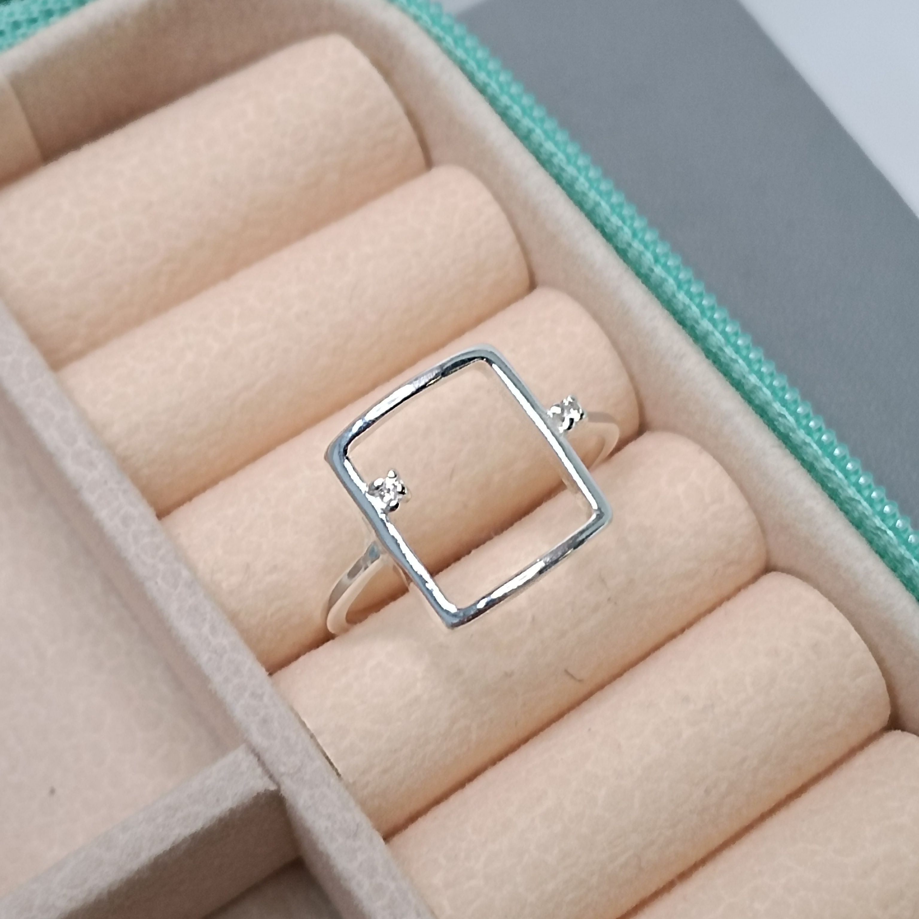 Anel Retangulo Vazado Com 2 Zirconias #ANI-27 (Ref:2241)