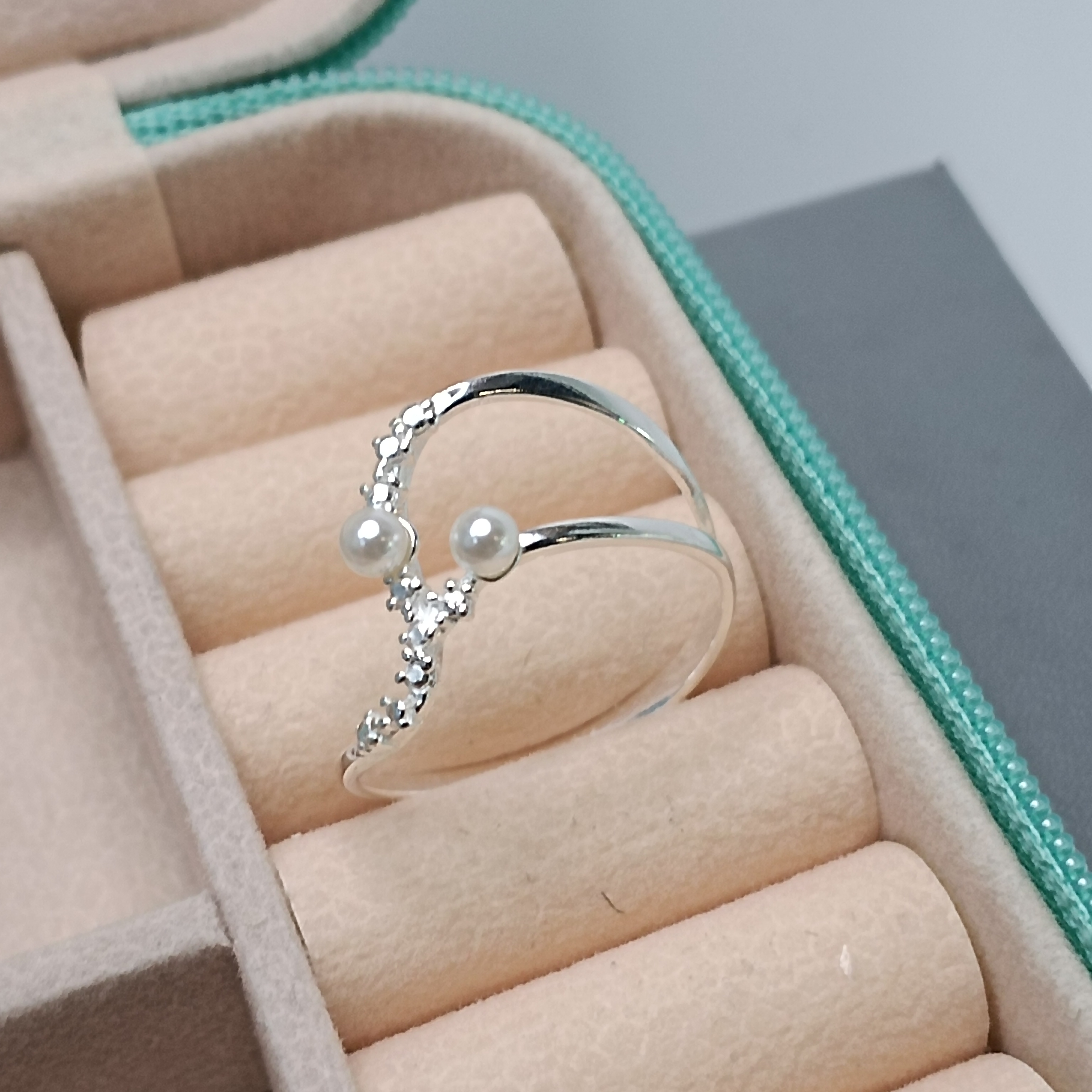 Anel Y Com 2 Pérolas Fio Torto Com Zirconia #ANI-34 (Ref:1899)