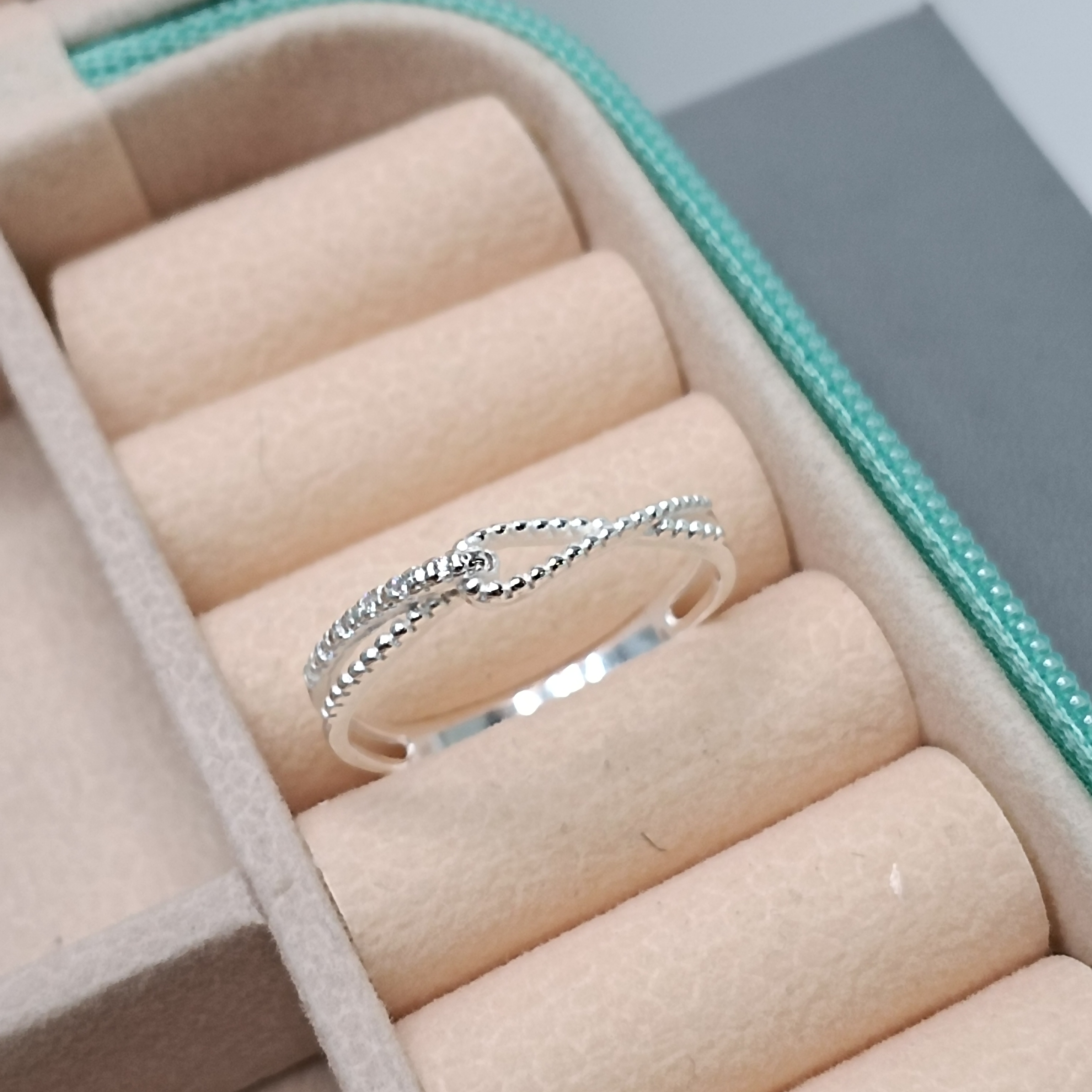 Anel Tipo Cinto Trabalhado Vazado Com Zirconias #AN1-60 (Ref:2298)