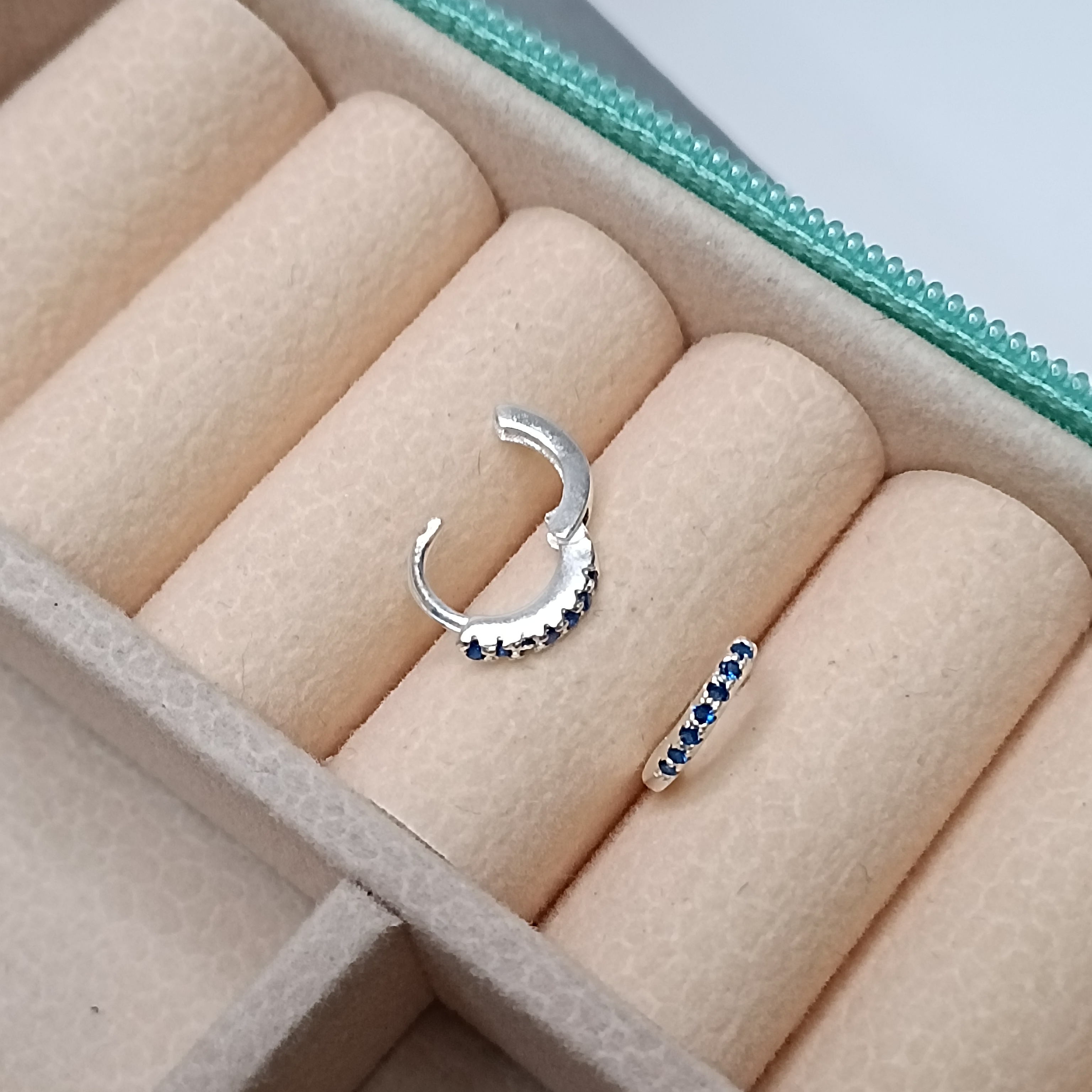 Brinco Argola Click Cravejada 1,5mm P Zirconia Azul #ARG-C21