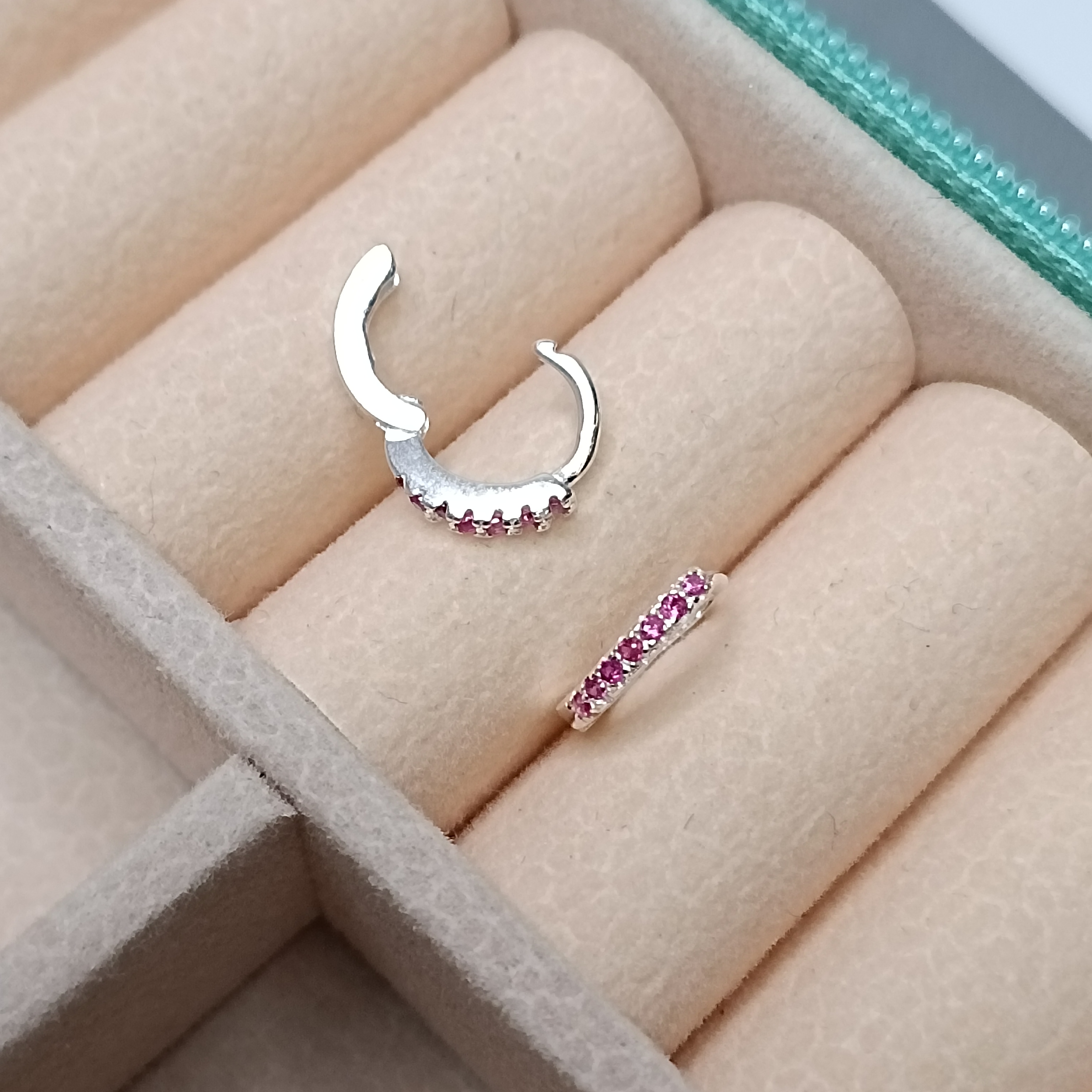 Brinco Argola Click Cravejada 1,5mm P Zirconia Rosa #ARG-C24