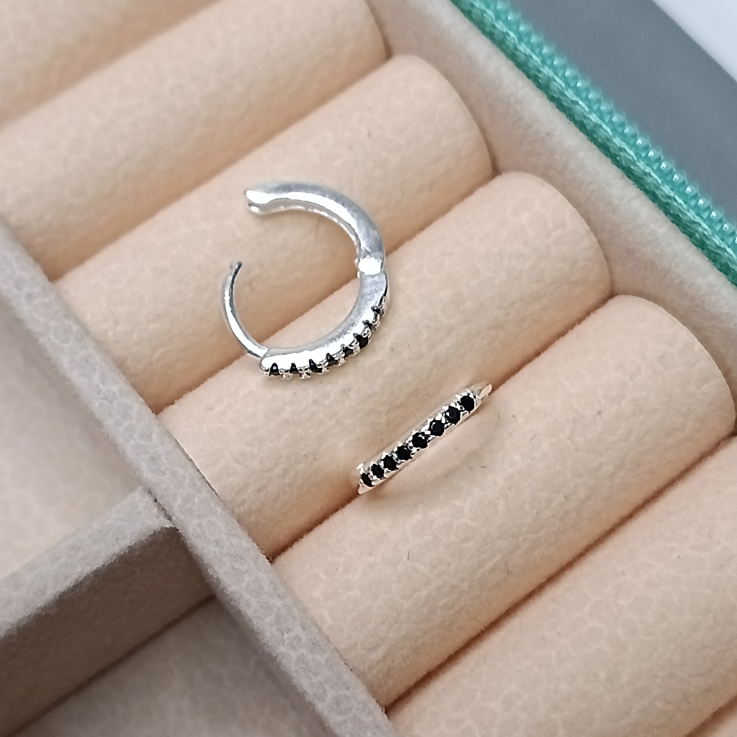 Brinco Argola Click Cravejada 1,5mm M Zirconia Preta #ARG-C30