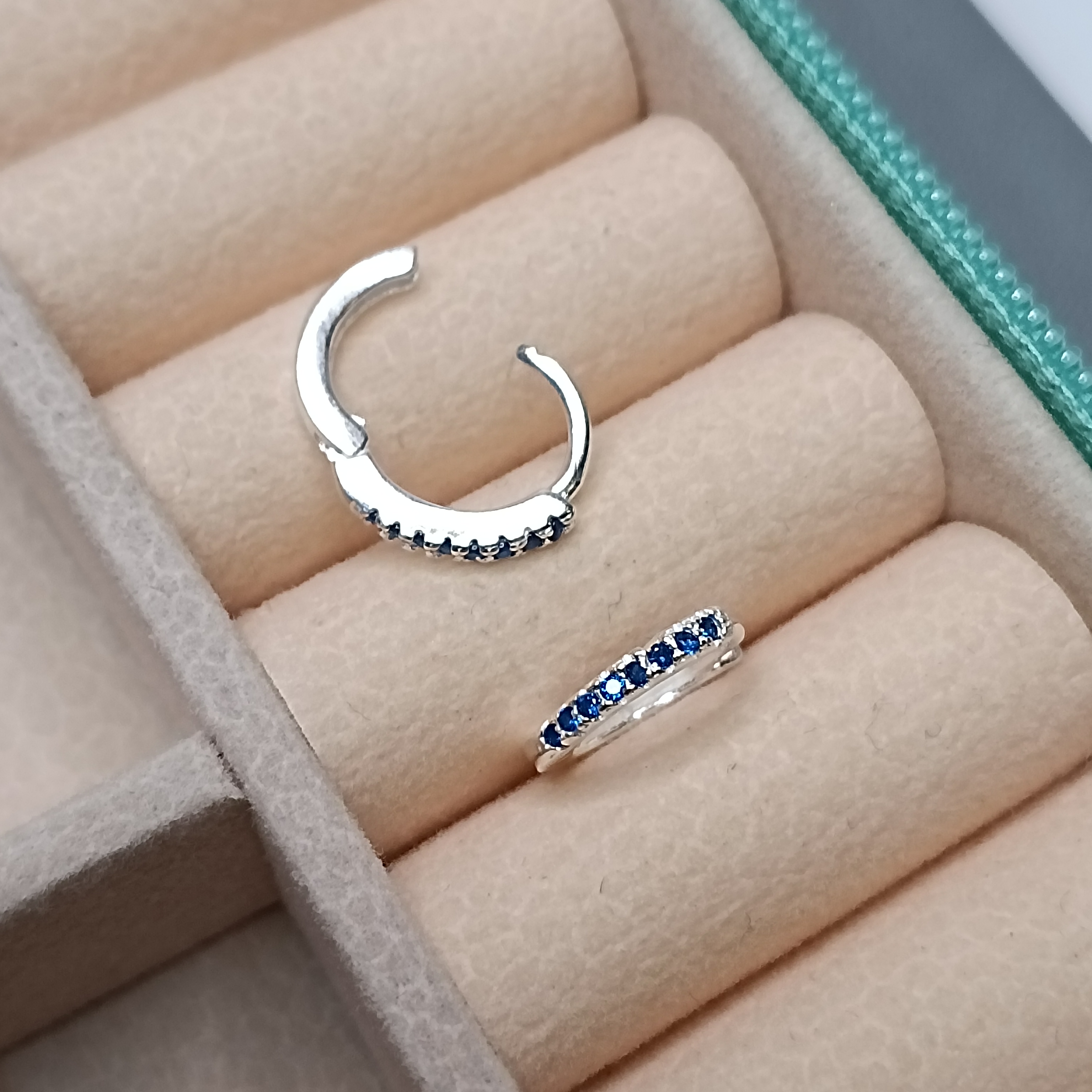 Brinco Argola Click Cravejada 1,5mm M Zirconia Azul #ARG-C26