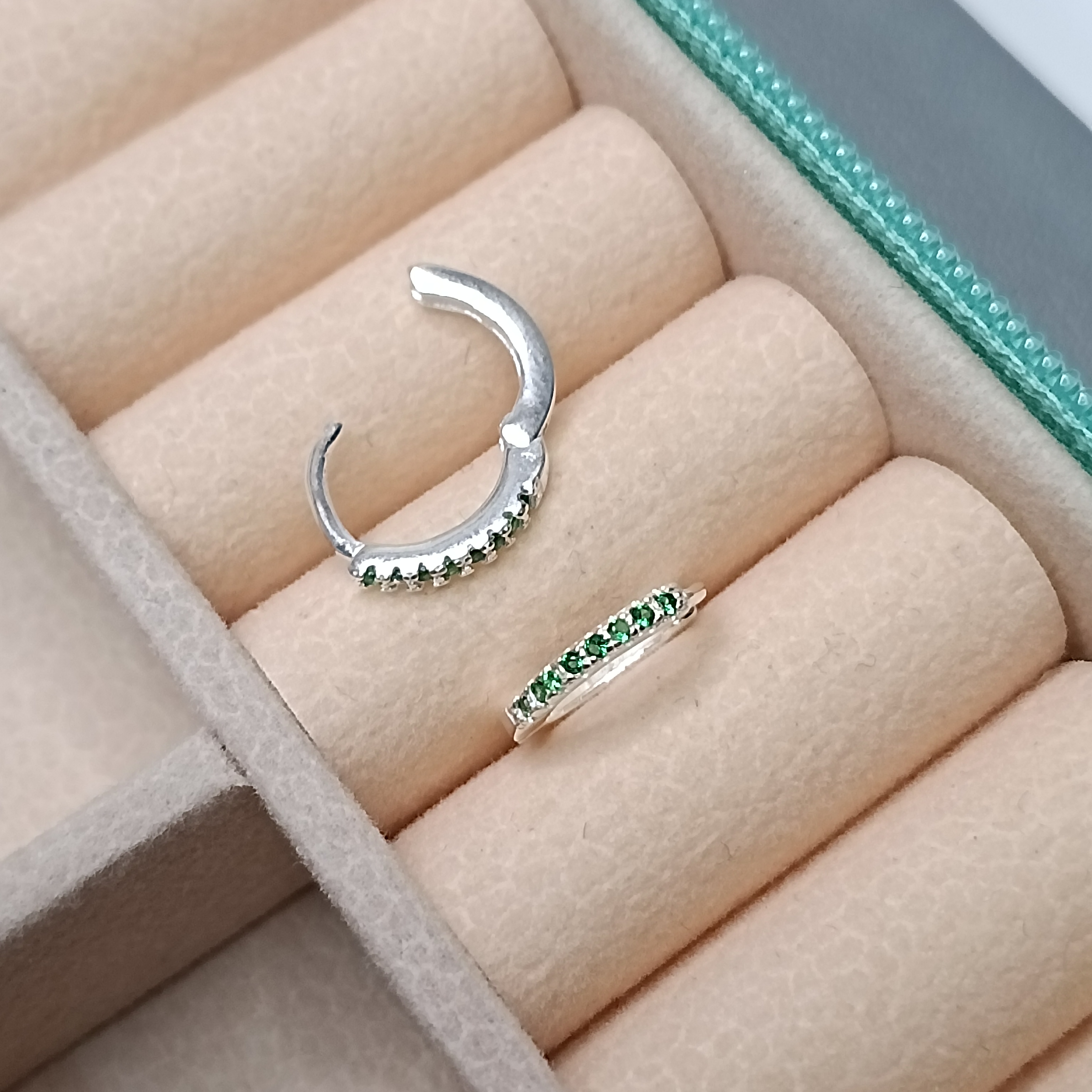 Brinco Argola Click Cravejada 1,5mm M Zirconia Verde #ARG-C28