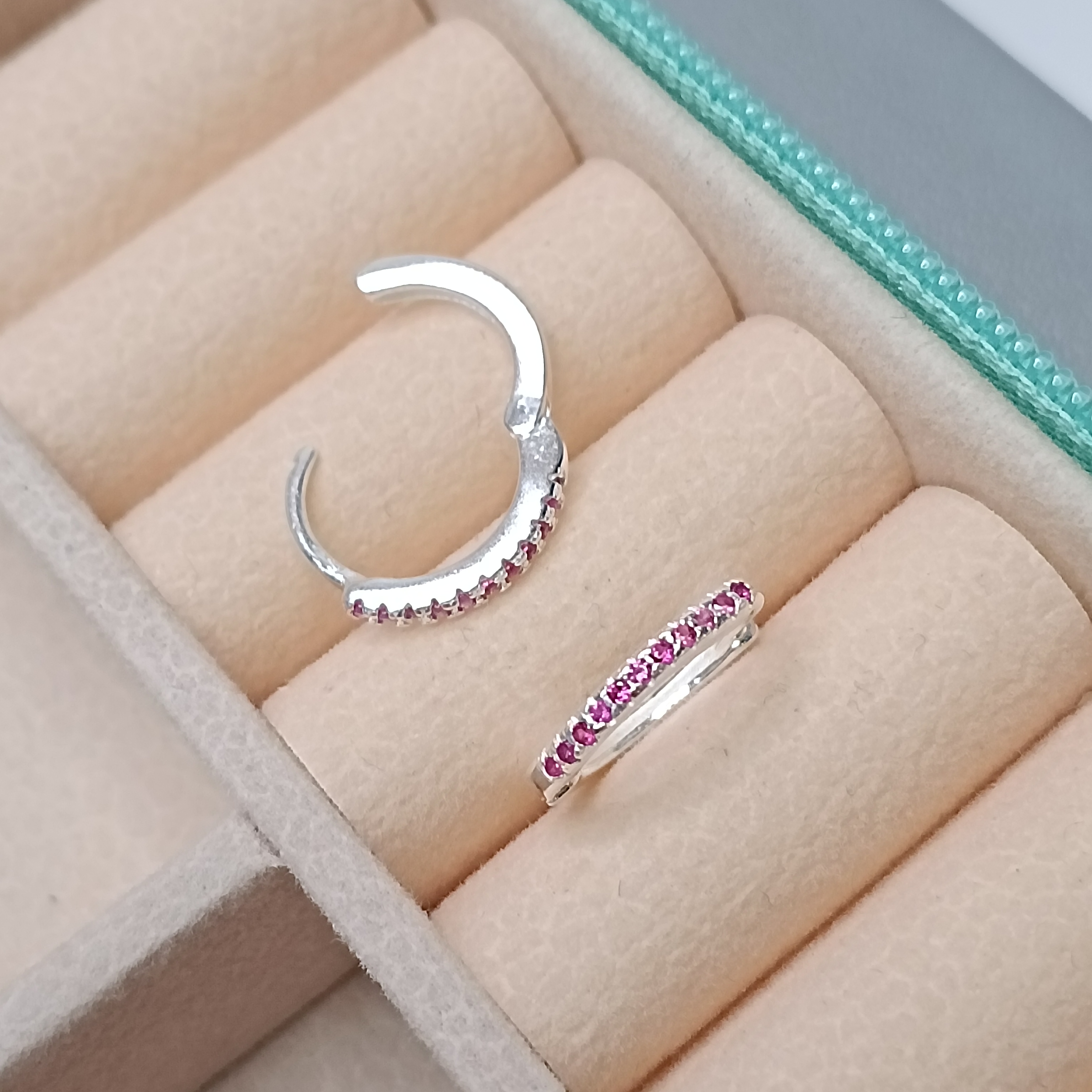 Brinco Argola Click Cravejada 1,5mm G Zirconia Rosa #ARG-C34