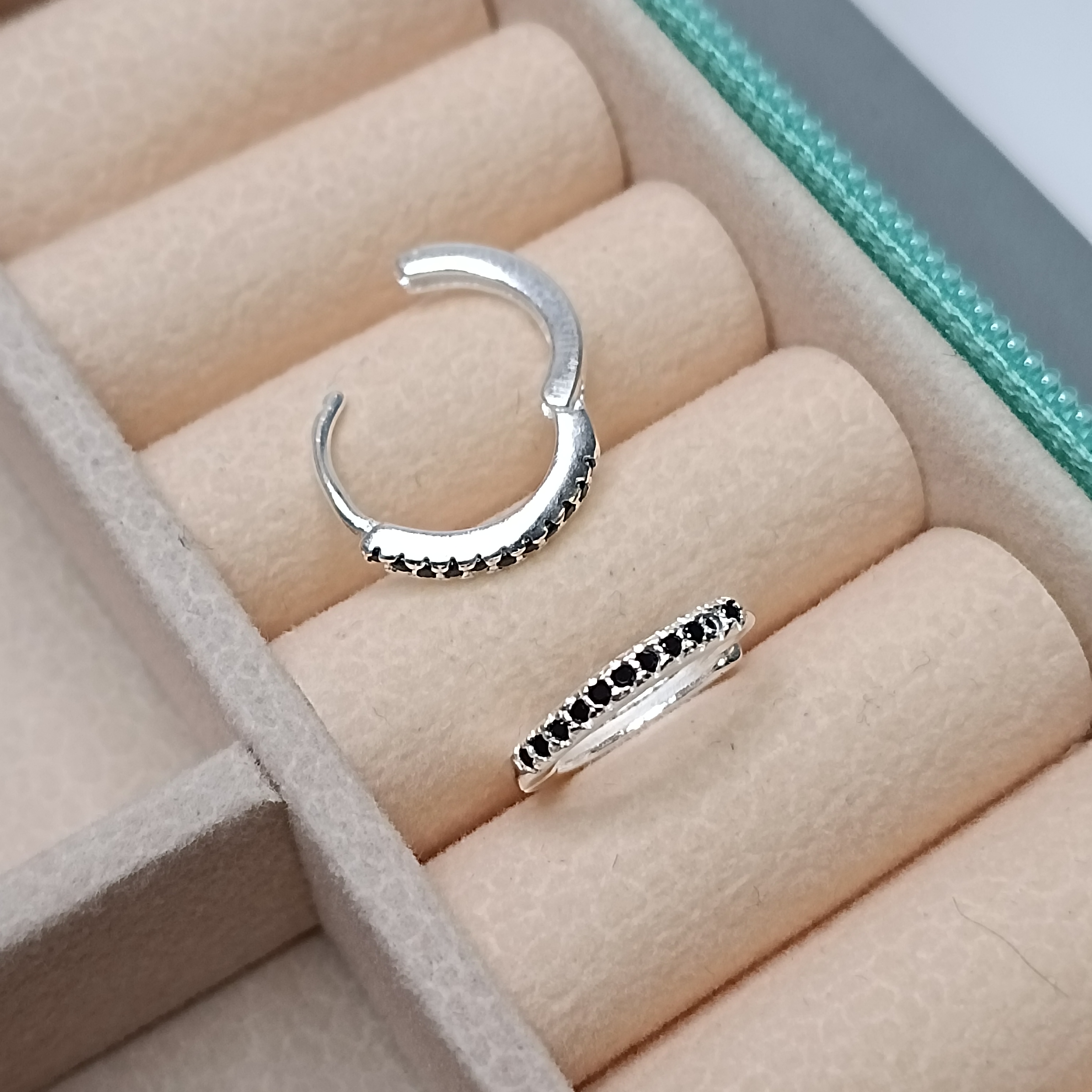 Brinco Argola Click Cravejada 1,5mm G Zirconia Preta #ARG-C35