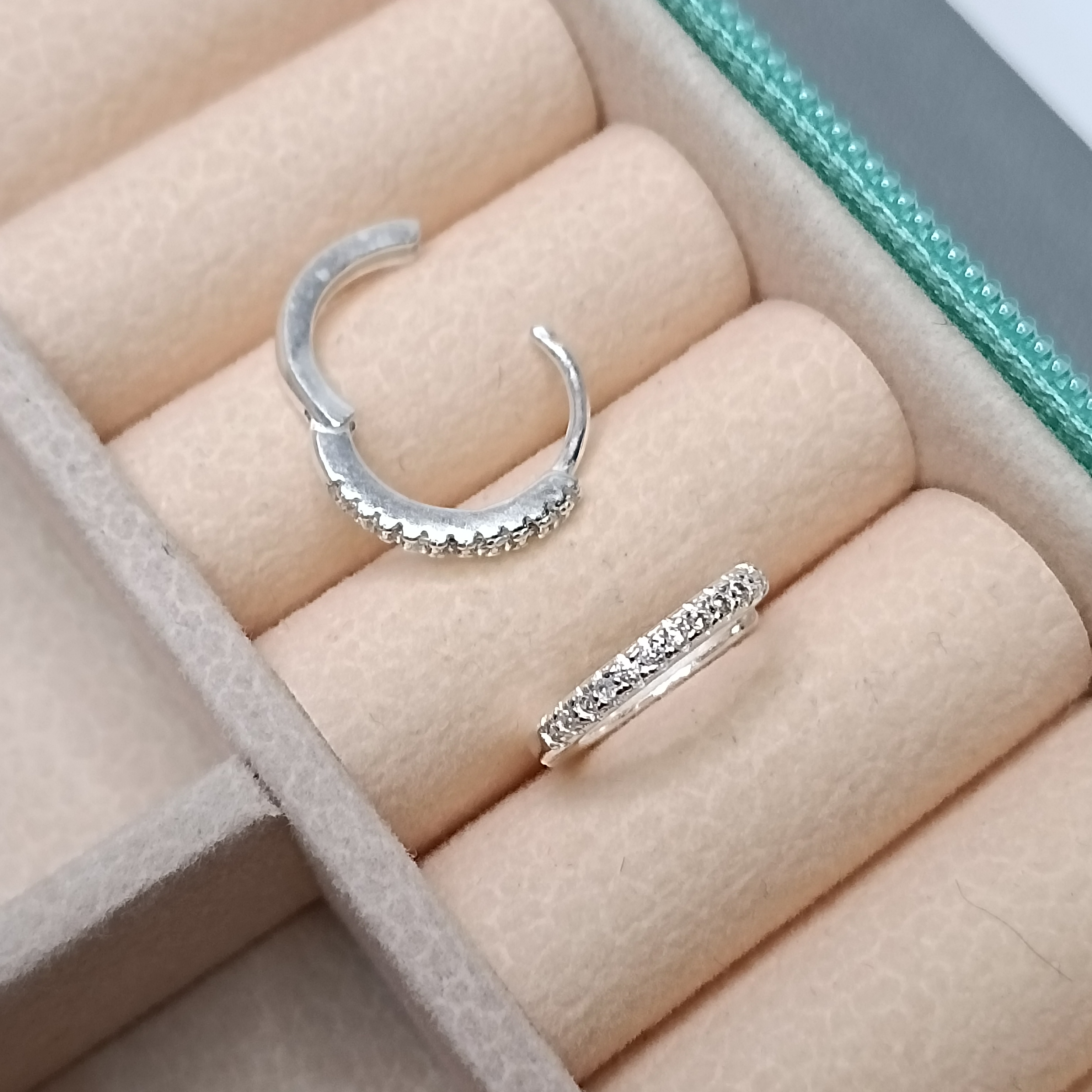 Brinco Argola Click Cravejada 1,5mm G Zirconia Branca #ARG-C32