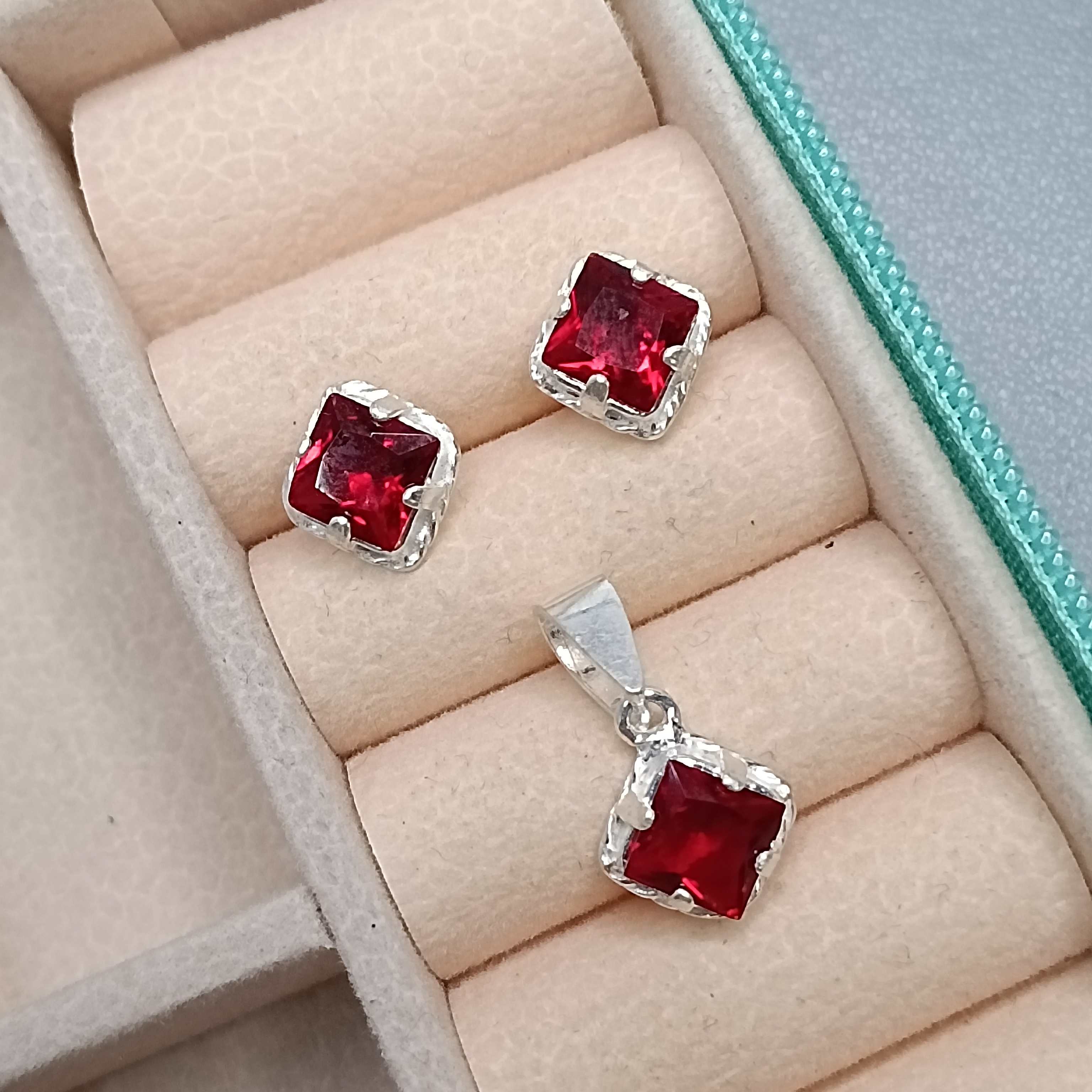 Conjunto Zirconia Quadrada Vermelha CXA 6mm #MD-CJ34