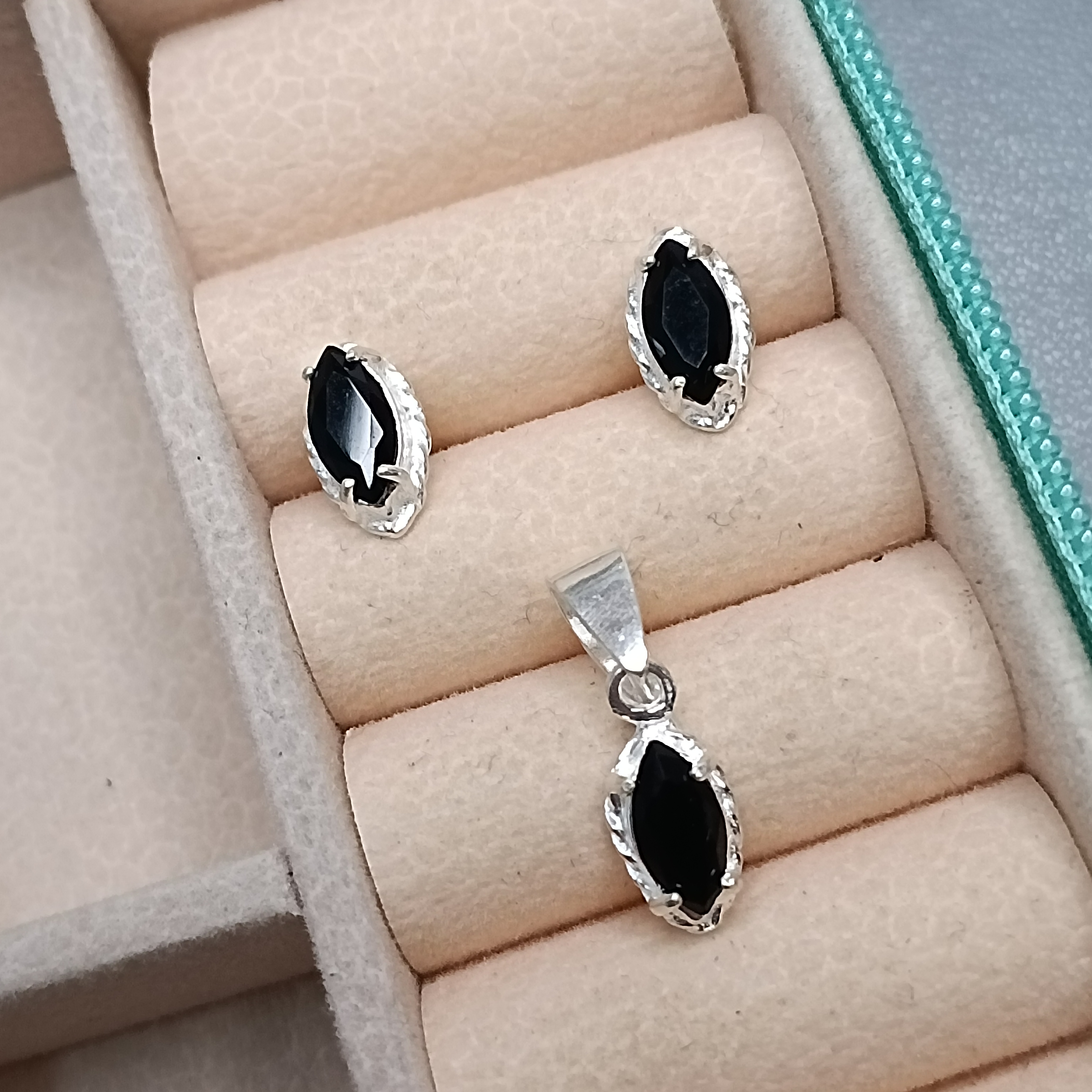 Conjunto Zirconia Navete Preta CXA 8mm #MD-CJ40