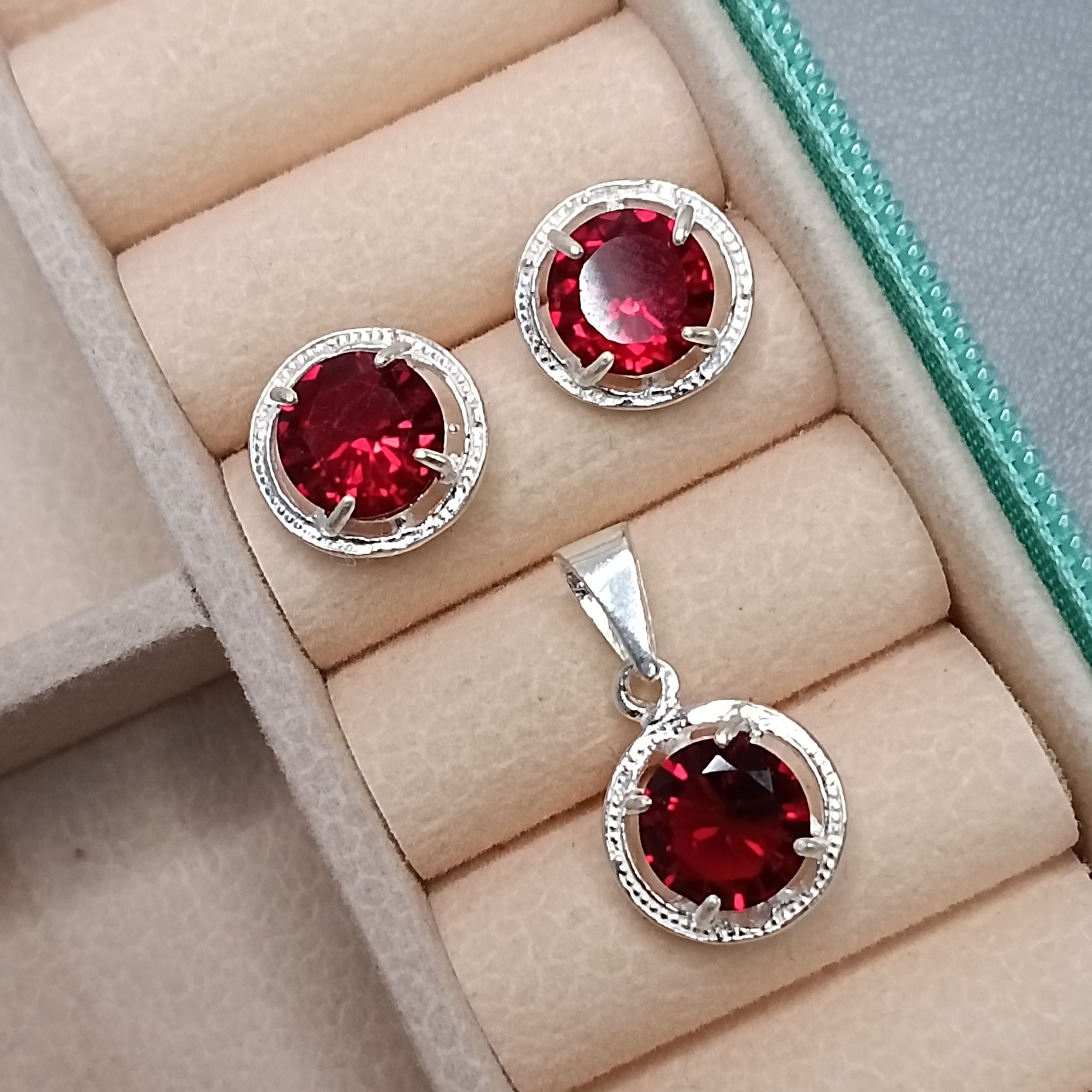 Conjunto Zirconia Redonda Vermelho Com Aro CXA 8mm #MD-CJ15