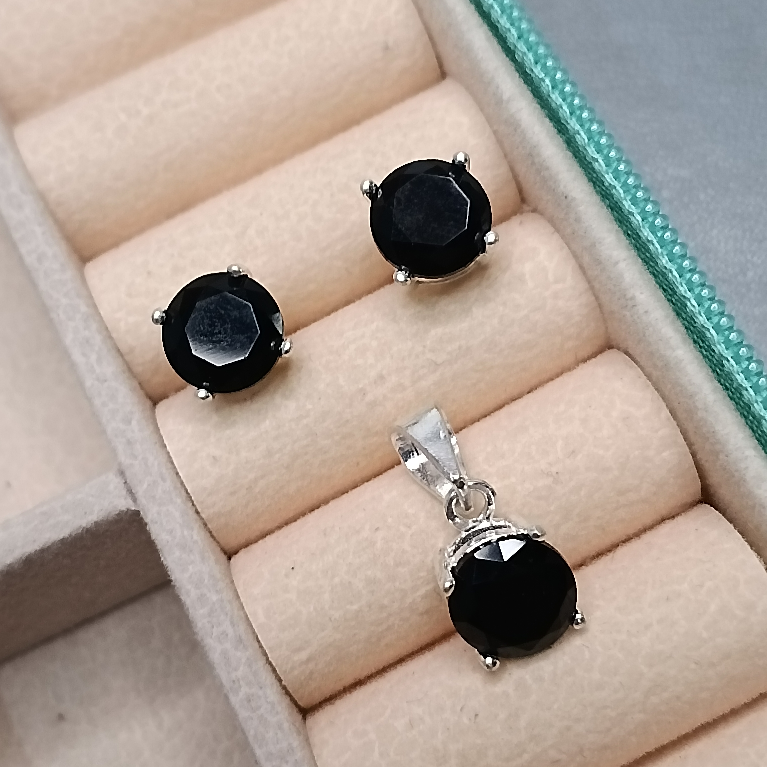 Conjunto Zirconia Redonda Preta CXA 8mm #MD-CJ20