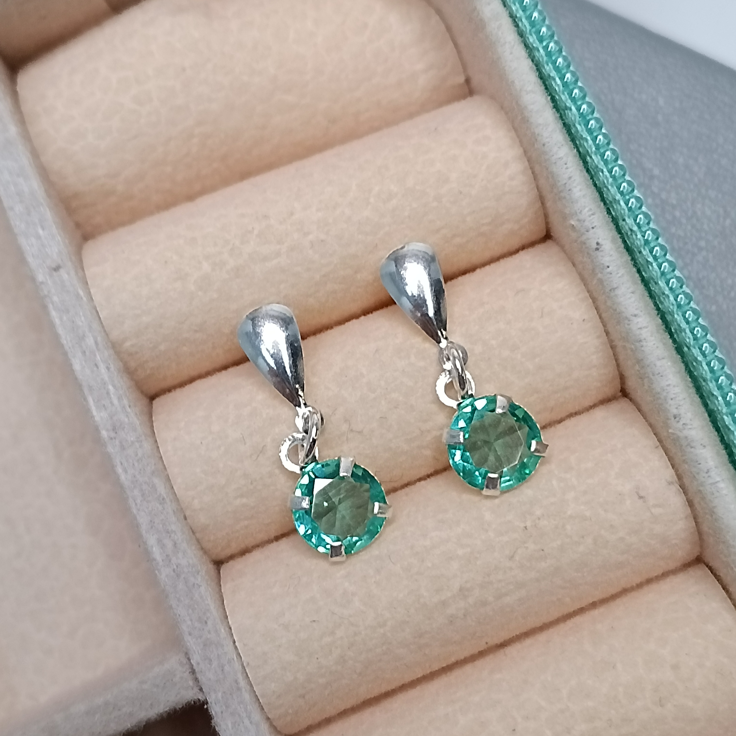 Brinco Zirconia Verde Piscina Pendente 6mm