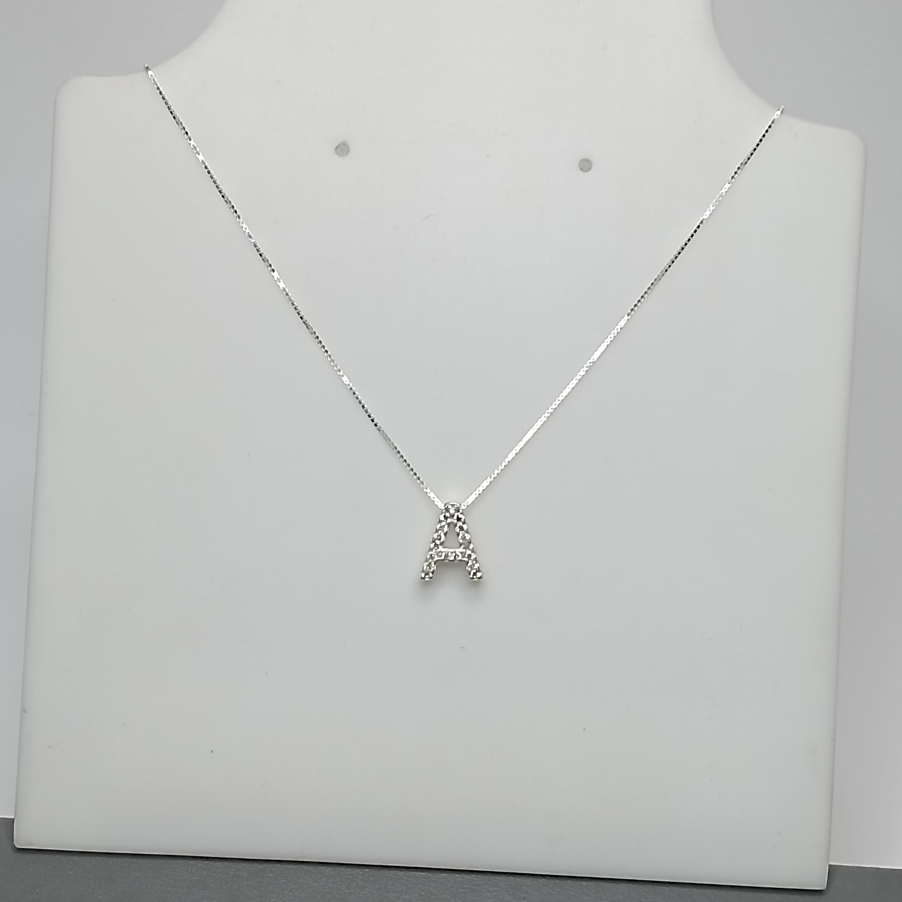 Gargantilha Letra Cravejada 45cm