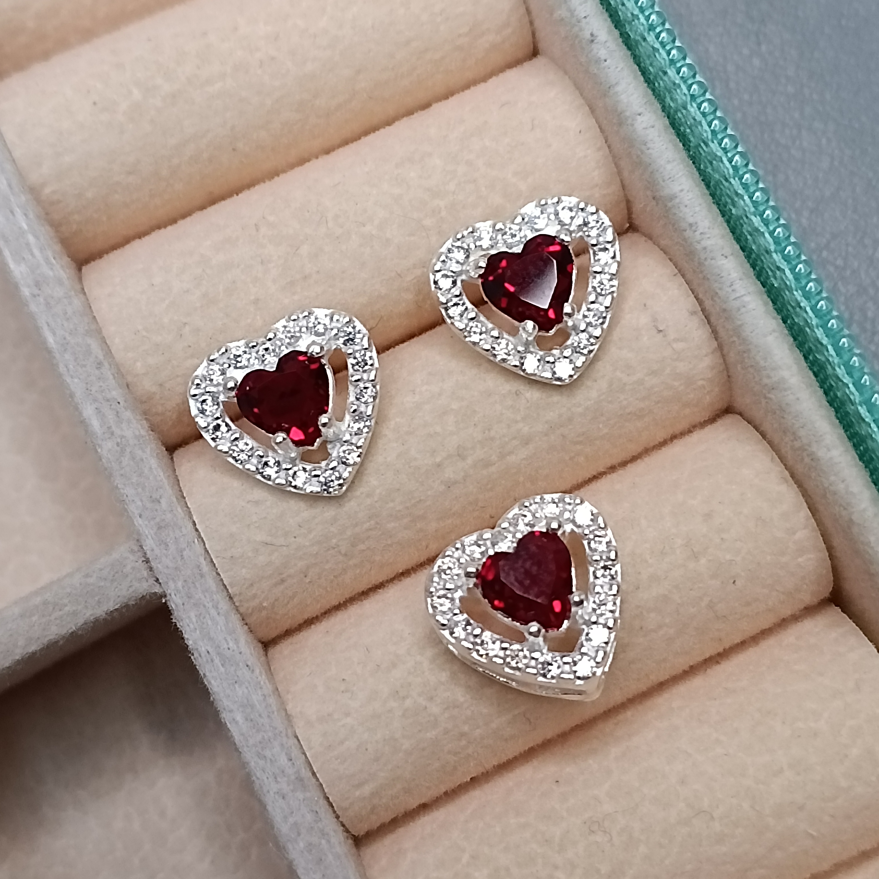 Conjunto Zirconia Coração Vermelho Borda Cravejada