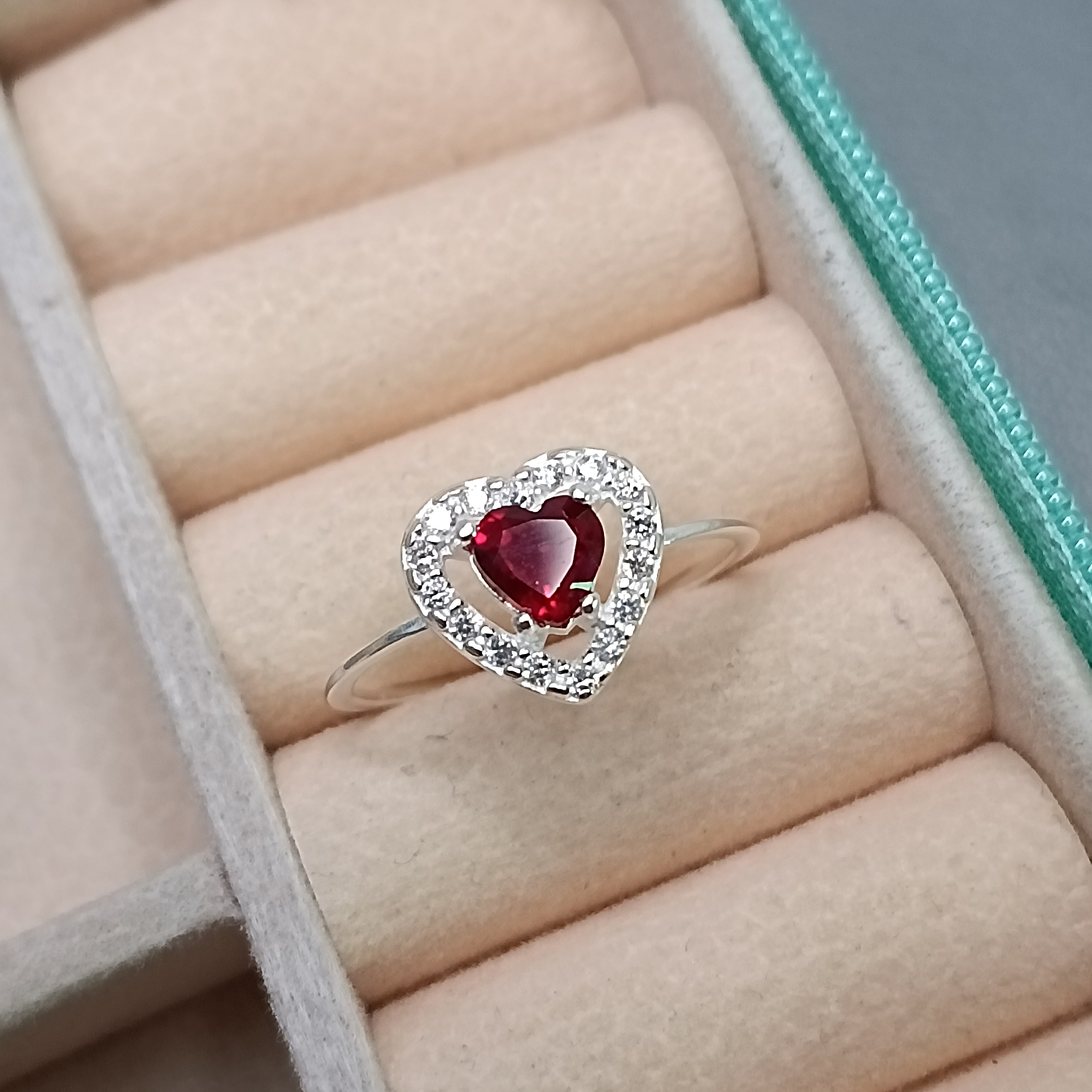 Anel Zirconia Coração Vermelho Borda Cravejada #AN1-64
