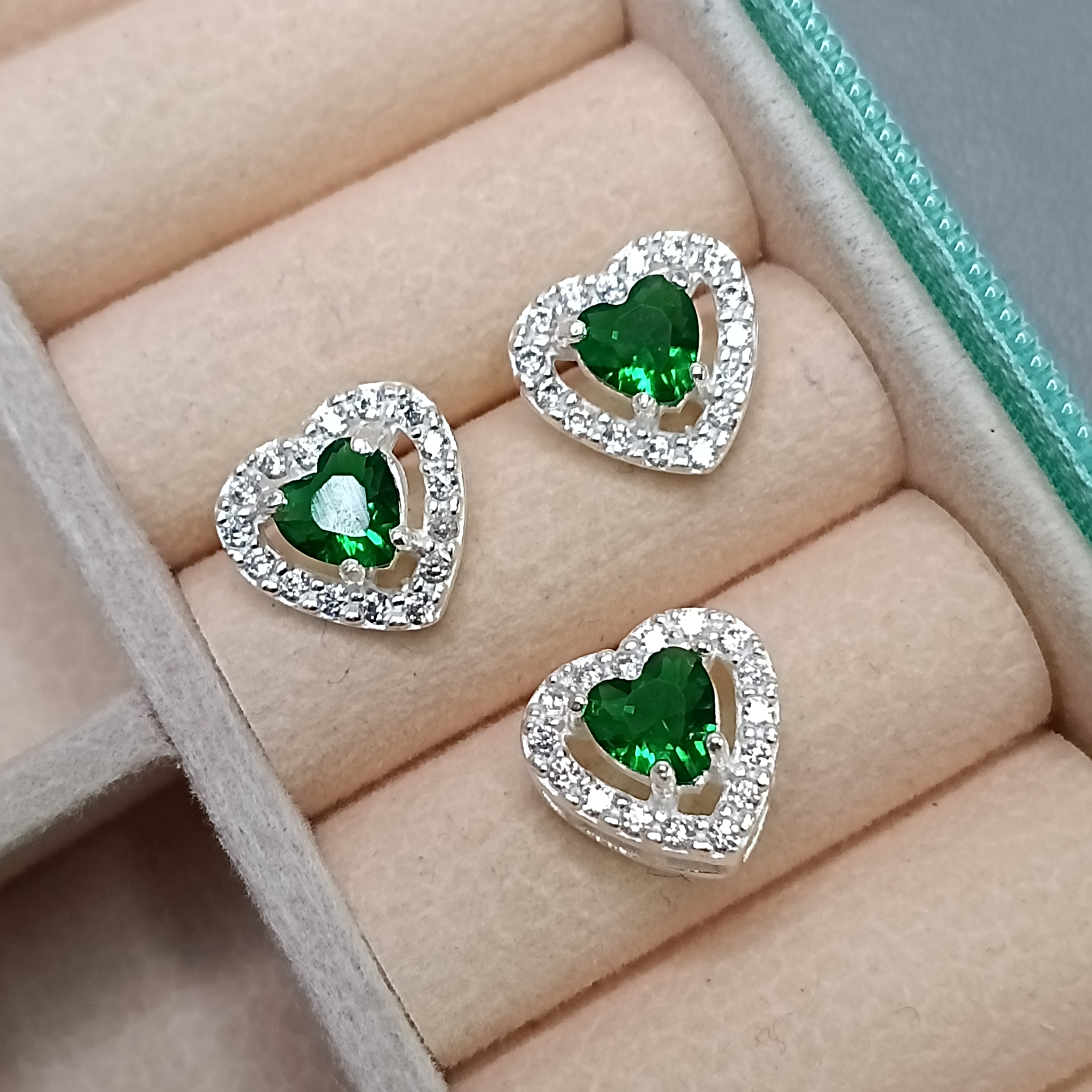 Conjunto Zirconia Coração Verde Borda Cravejada