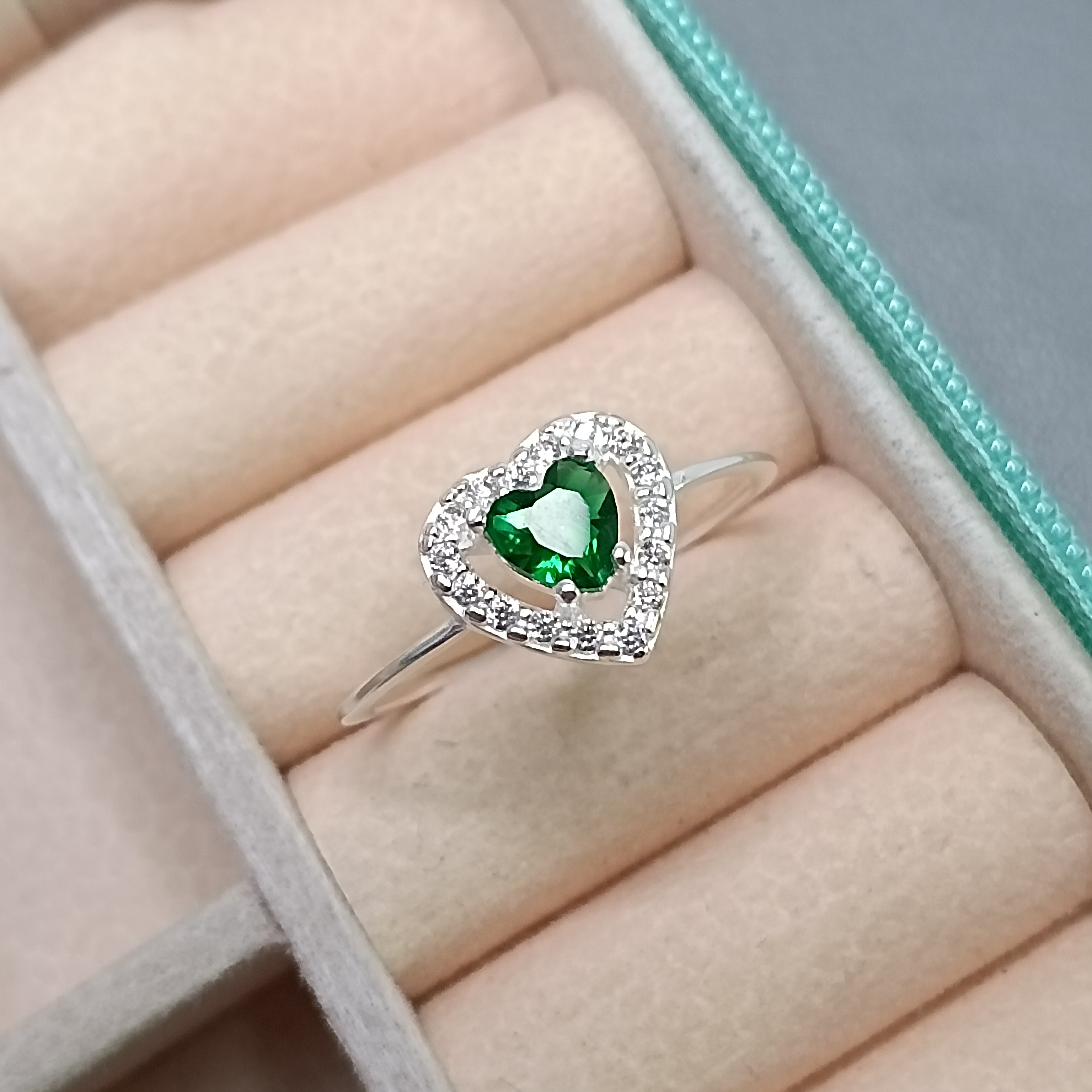 Anel Zirconia Coração Verde Borda Cravejada #AN1-61