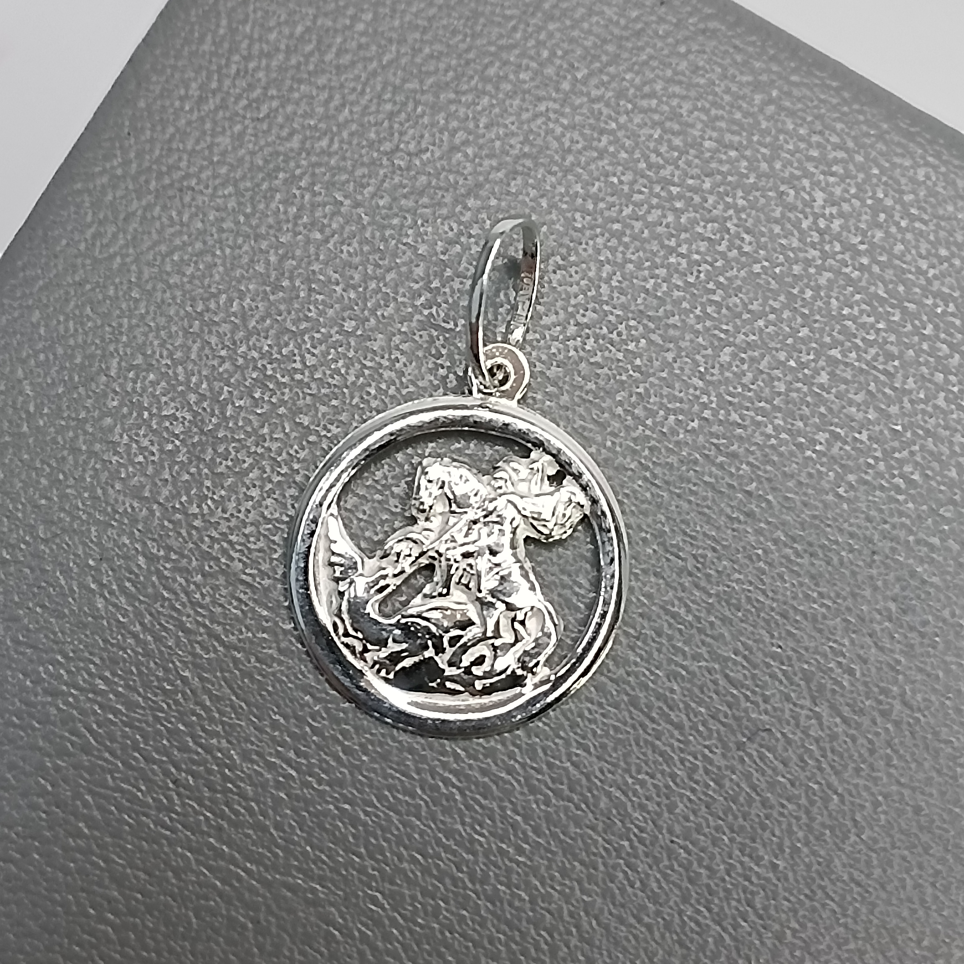 Pingente Placa Redonda São Jorge Vazada 1,5cm