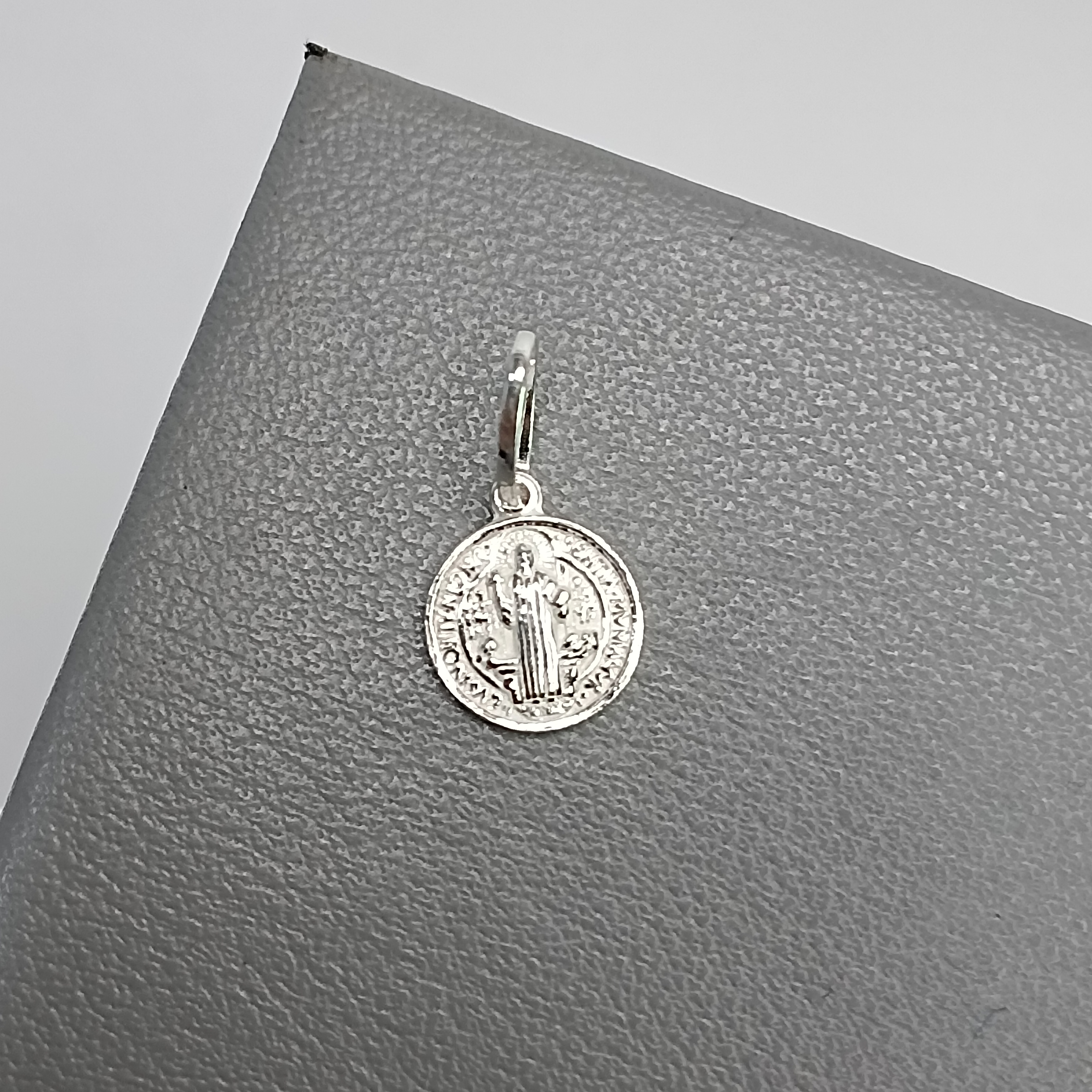Pingente Medalha Redonda São Bento Frente E Verso 1cm