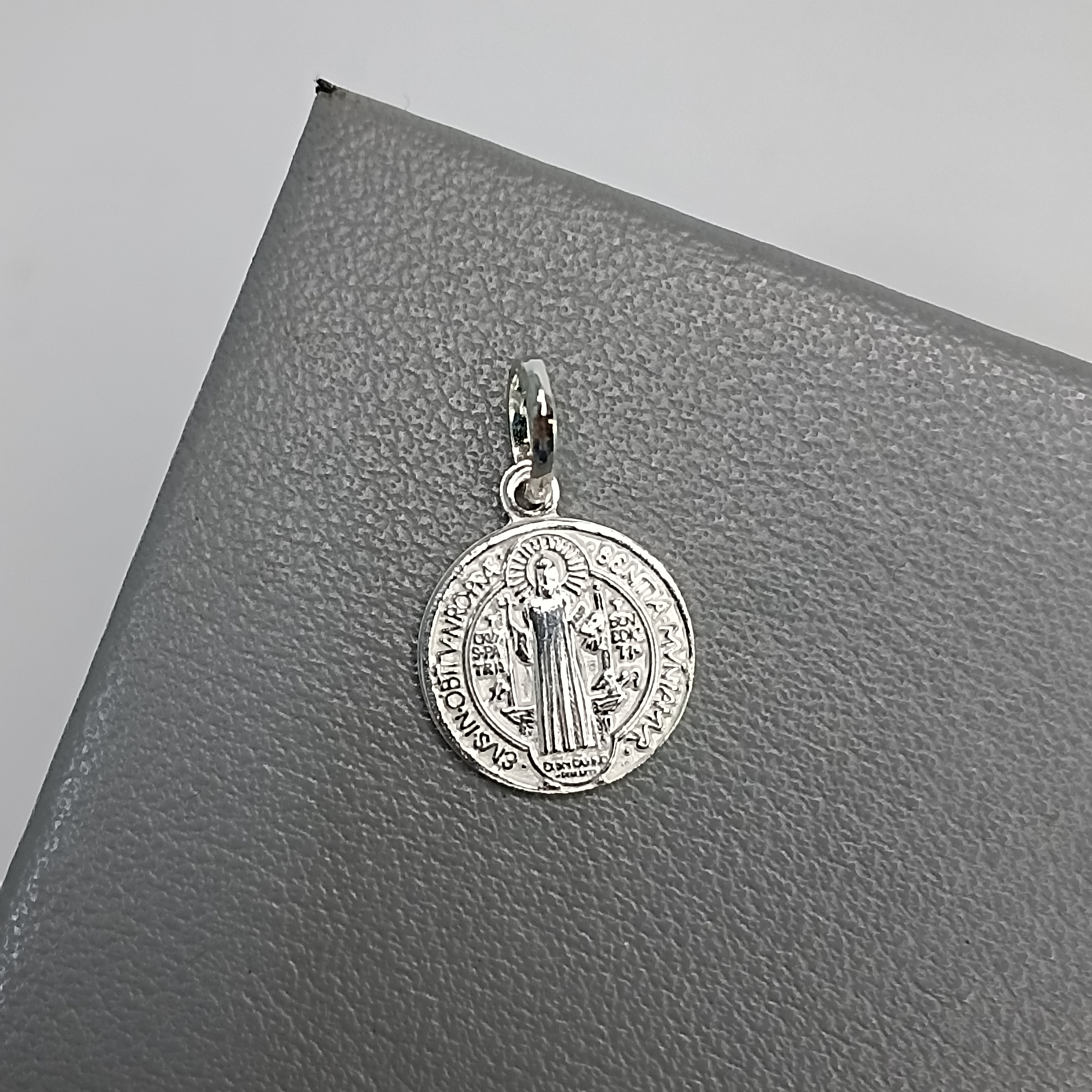 Pingente Medalha Redonda São Bento Frente E Verso 1,5cm