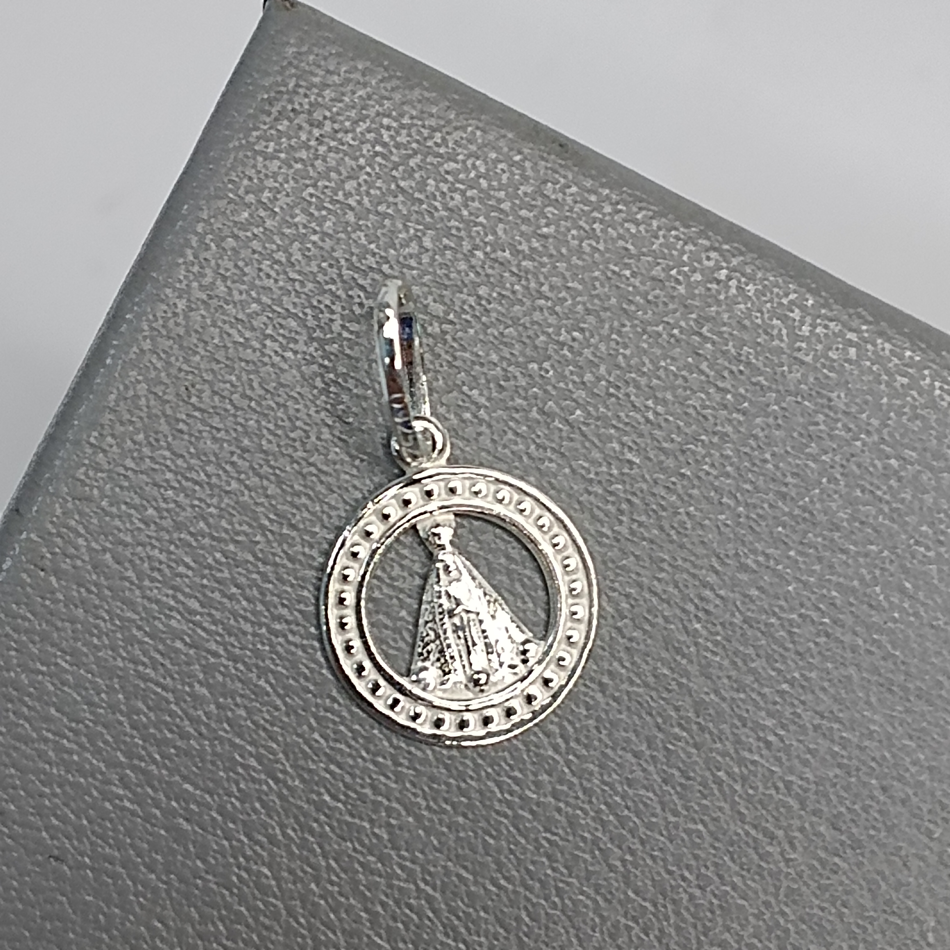 Pingente Medalha Redonda Nossa Senhora Aparecida Vazada 1,1cm
